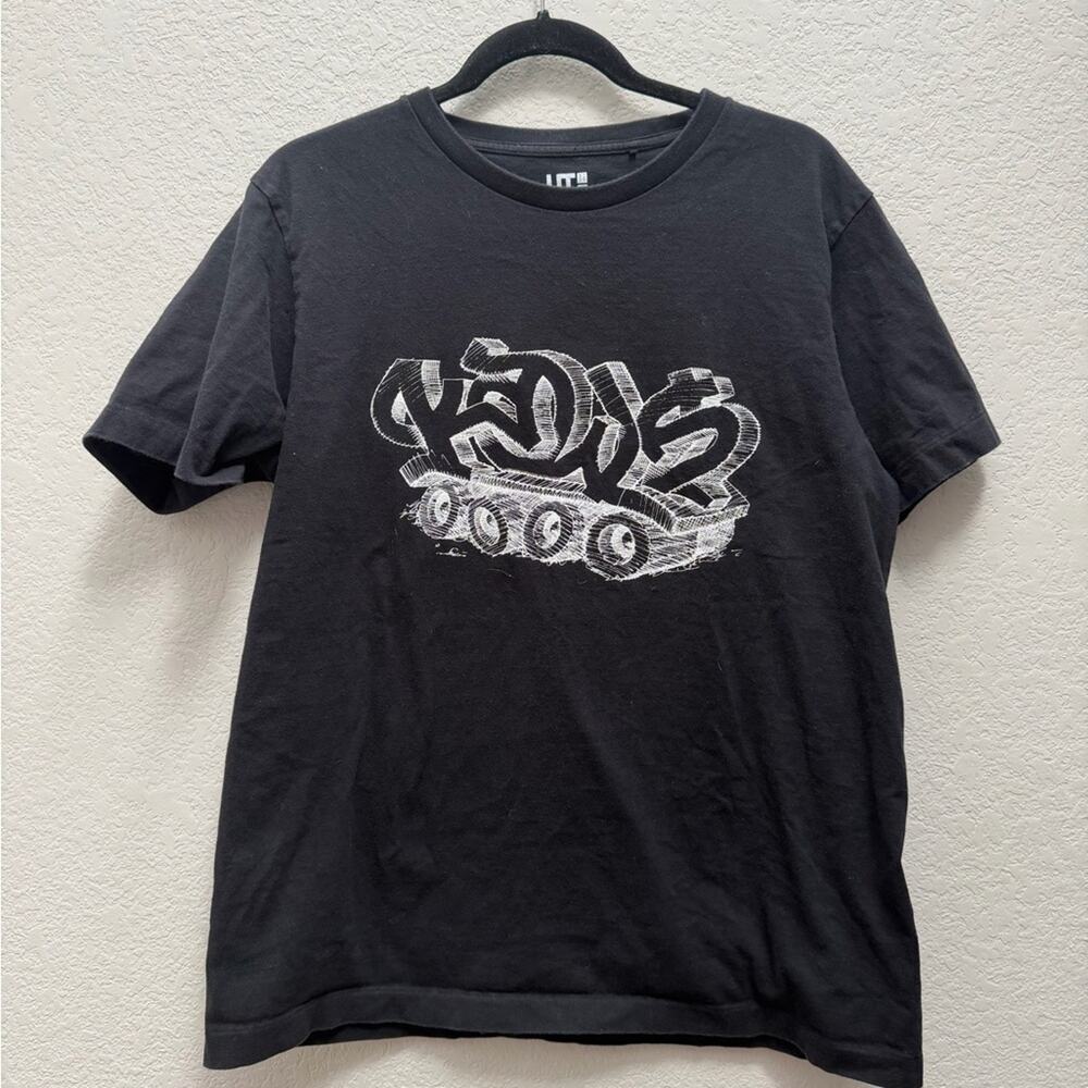 Uniqlo x KAWS Men Black Graphic Tee Large Streetwear Artcore Minimalist Collab